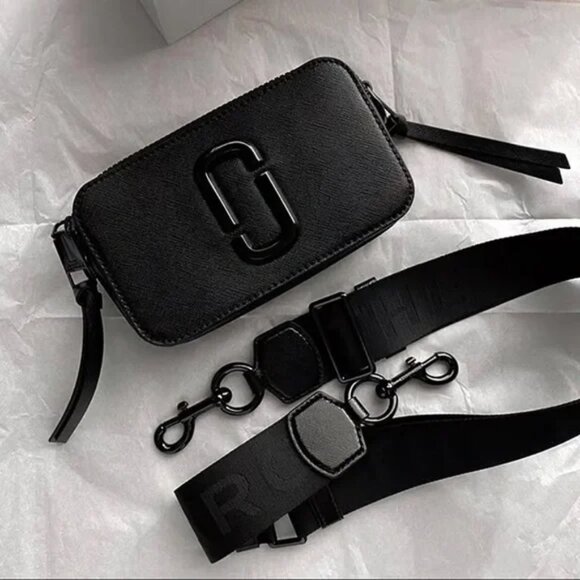 Marc Jacobs Handbags - NEW Marc Jacobs Snapshot Crossbody Bag in Black